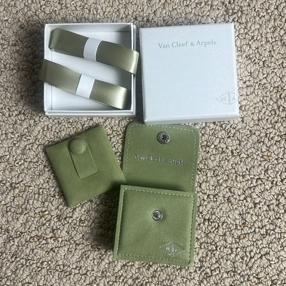 Van Cleef & Arpels Ring jewelry gift box with pouch Newer soft pouch